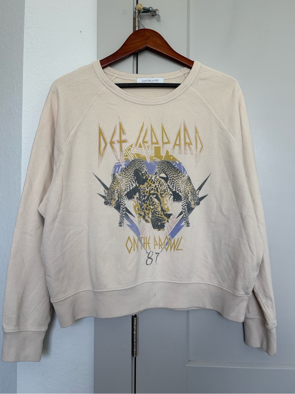 REVOLVE DAYDREAMER DEF LEPARD GRAPHIC CREAM CREWNECK SWEATER WOMENS MEDIUMS